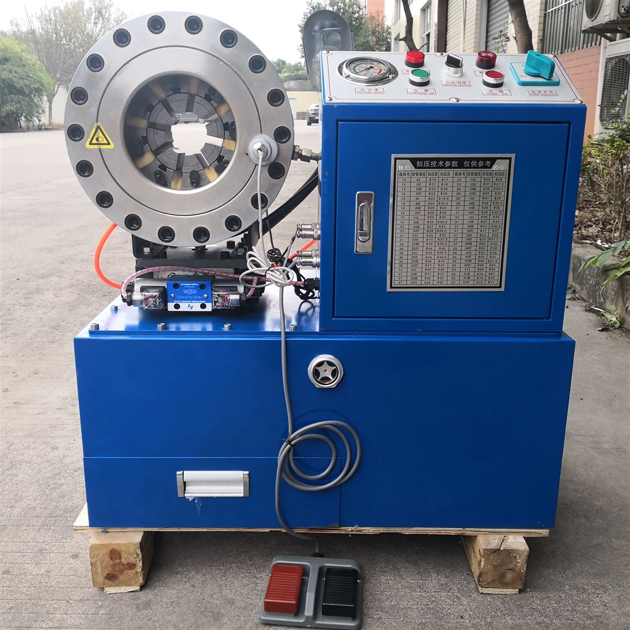 本机床附带8副模具,可根据不同规格胶管的扣压加工.