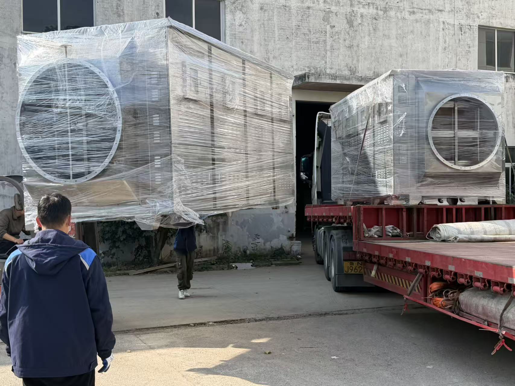 發(fā)貨現(xiàn)場| 飼料廠臭氣處理設備裝車交付！