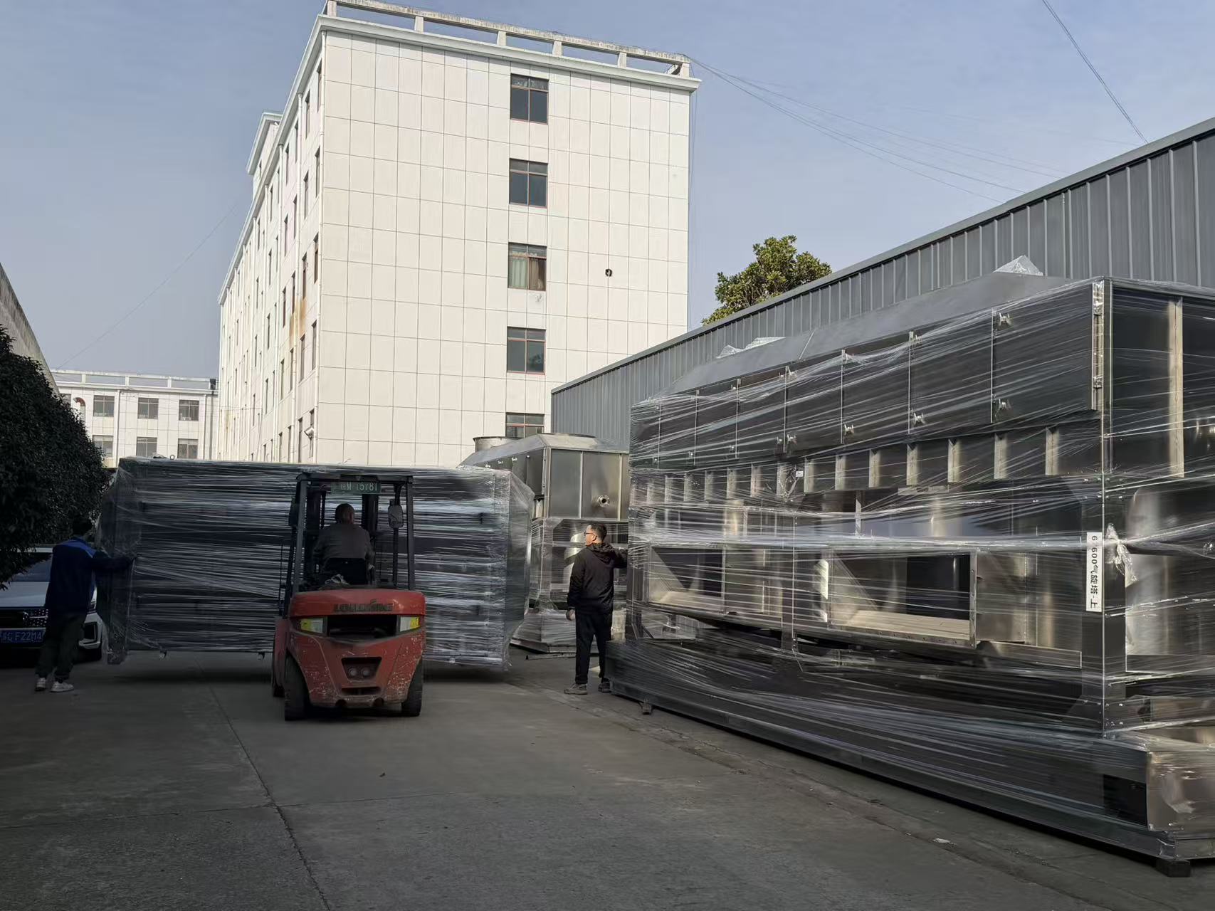 發(fā)貨現(xiàn)場| 飼料廠臭氣處理設備裝車交付！