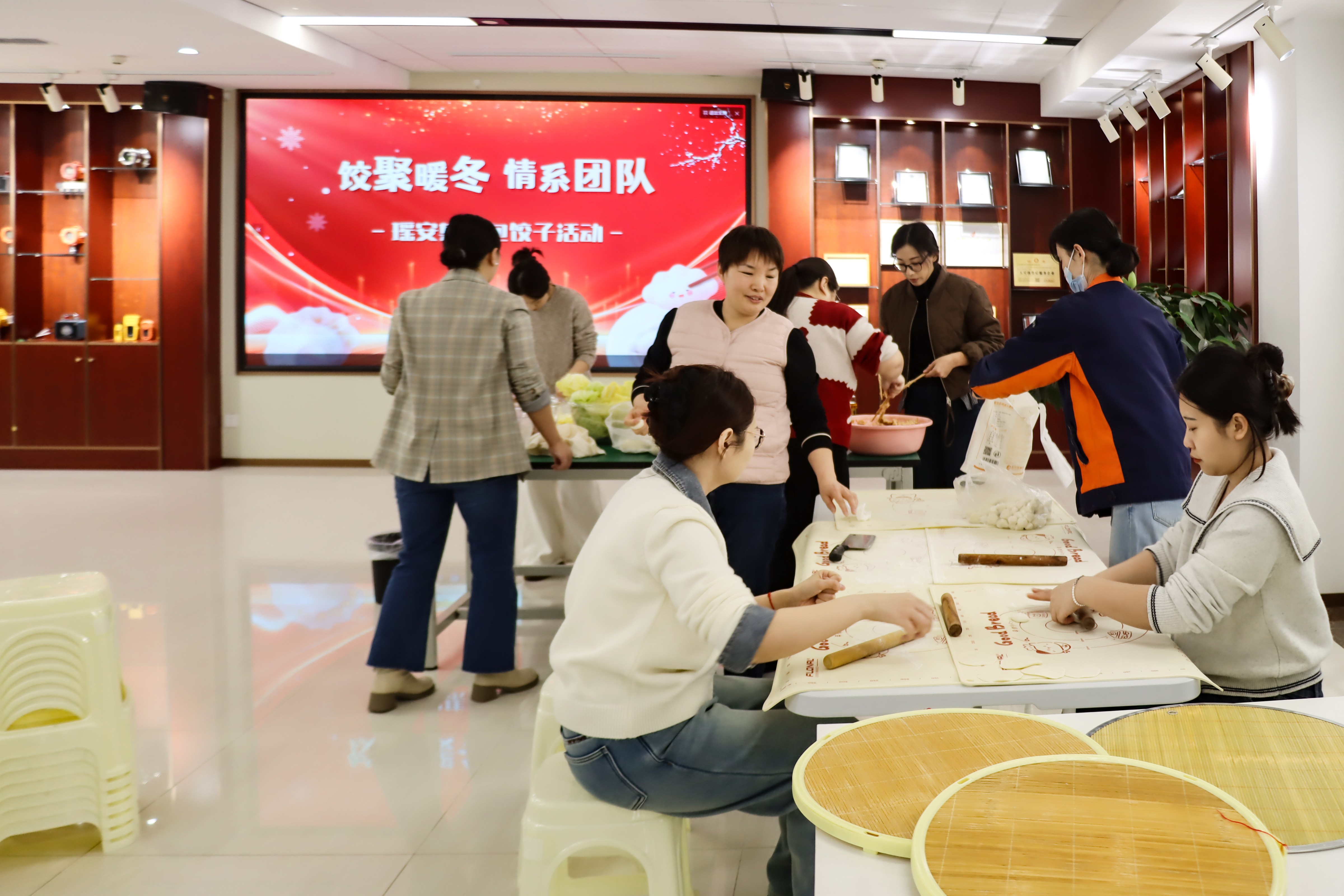 凝聚冬日温情！瑶安集团举办包饺子活动
