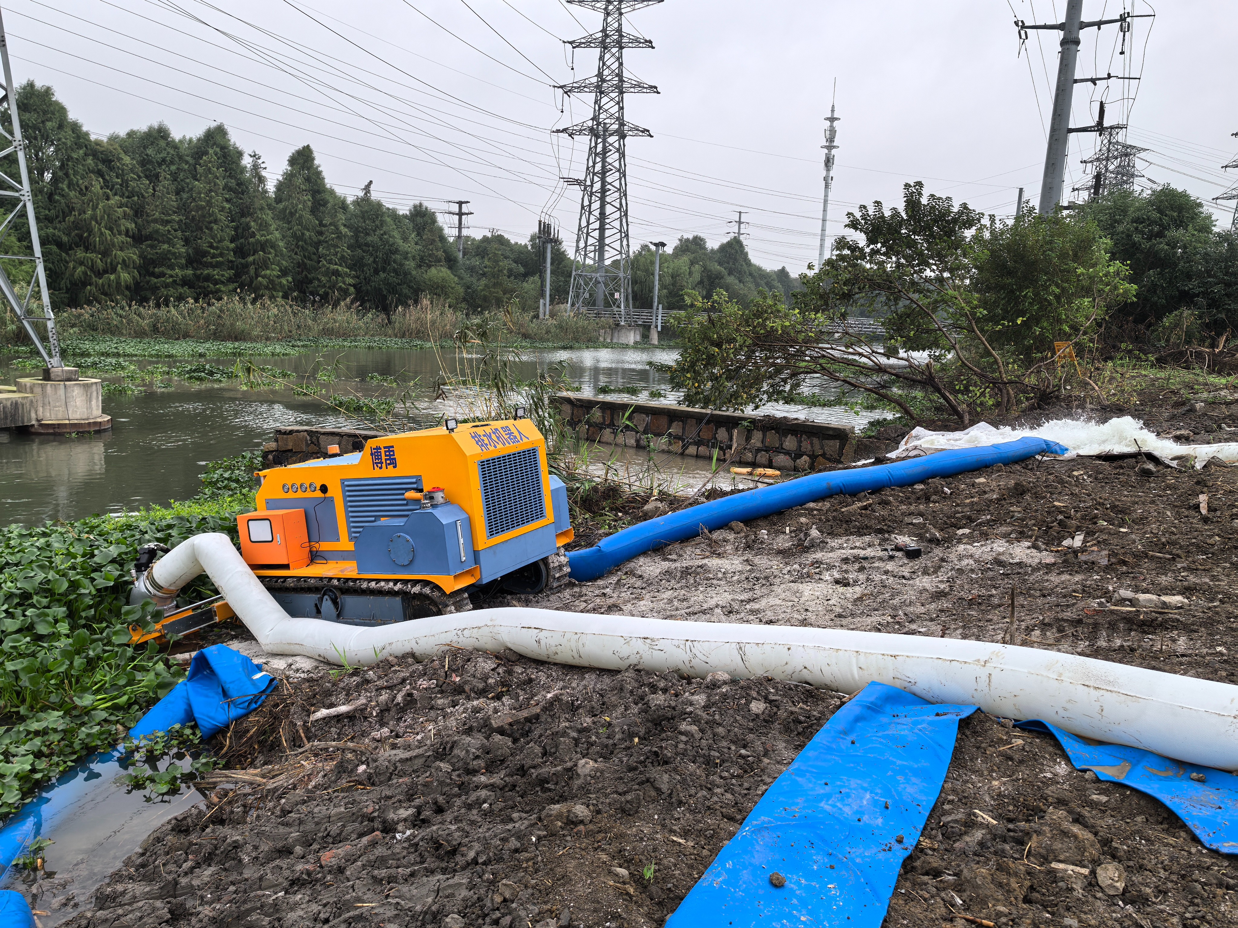 博禹全地形排水机器人 专精特新认证!博禹智造六大排水机器人矩阵破解城市管网雨水井抽吸难题