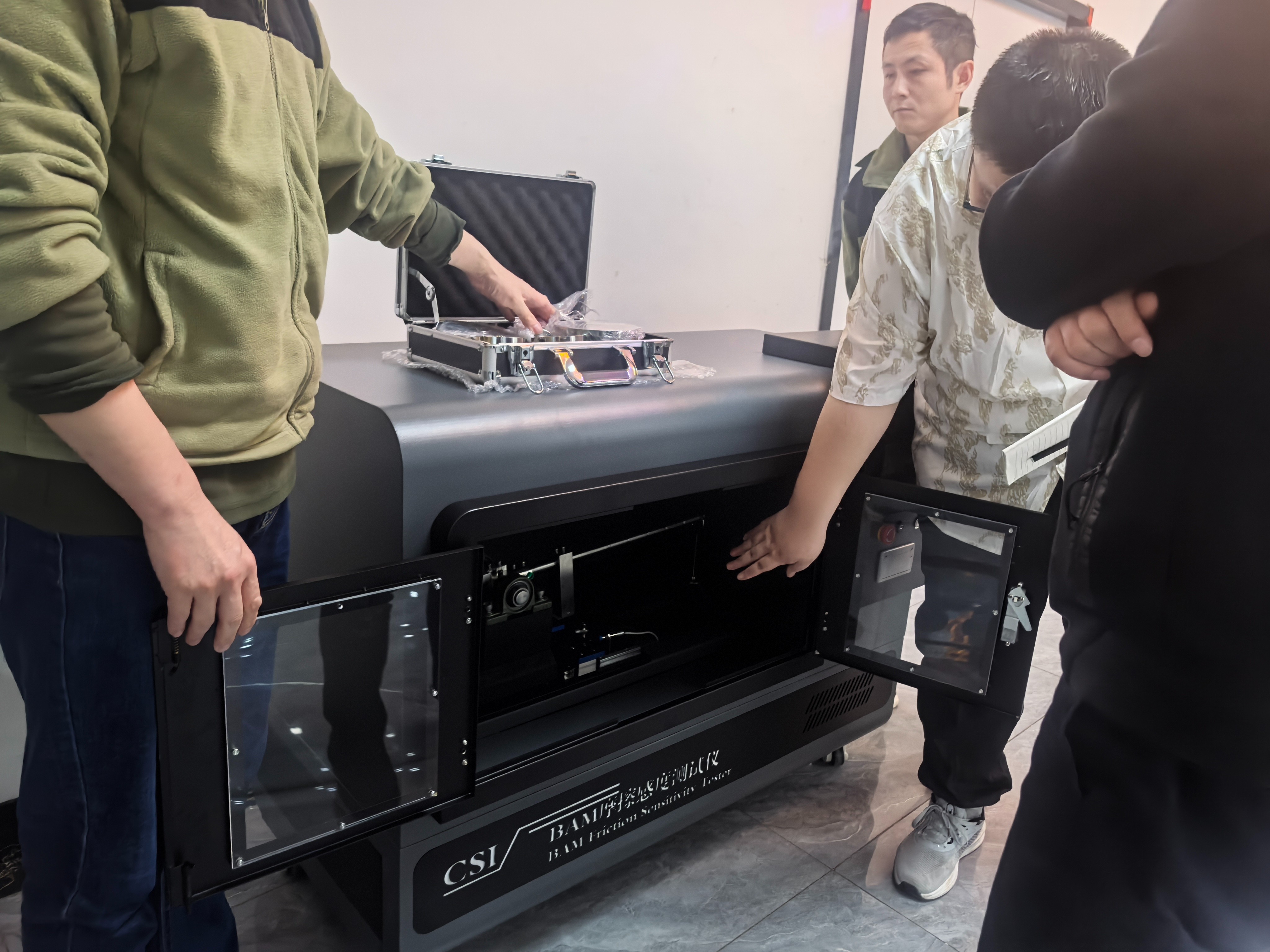 BAM摩擦感度測(cè)試儀：XX大學(xué)到訪上海程斯參觀考察設(shè)備，技術(shù)指導(dǎo)，共同學(xué)習(xí)